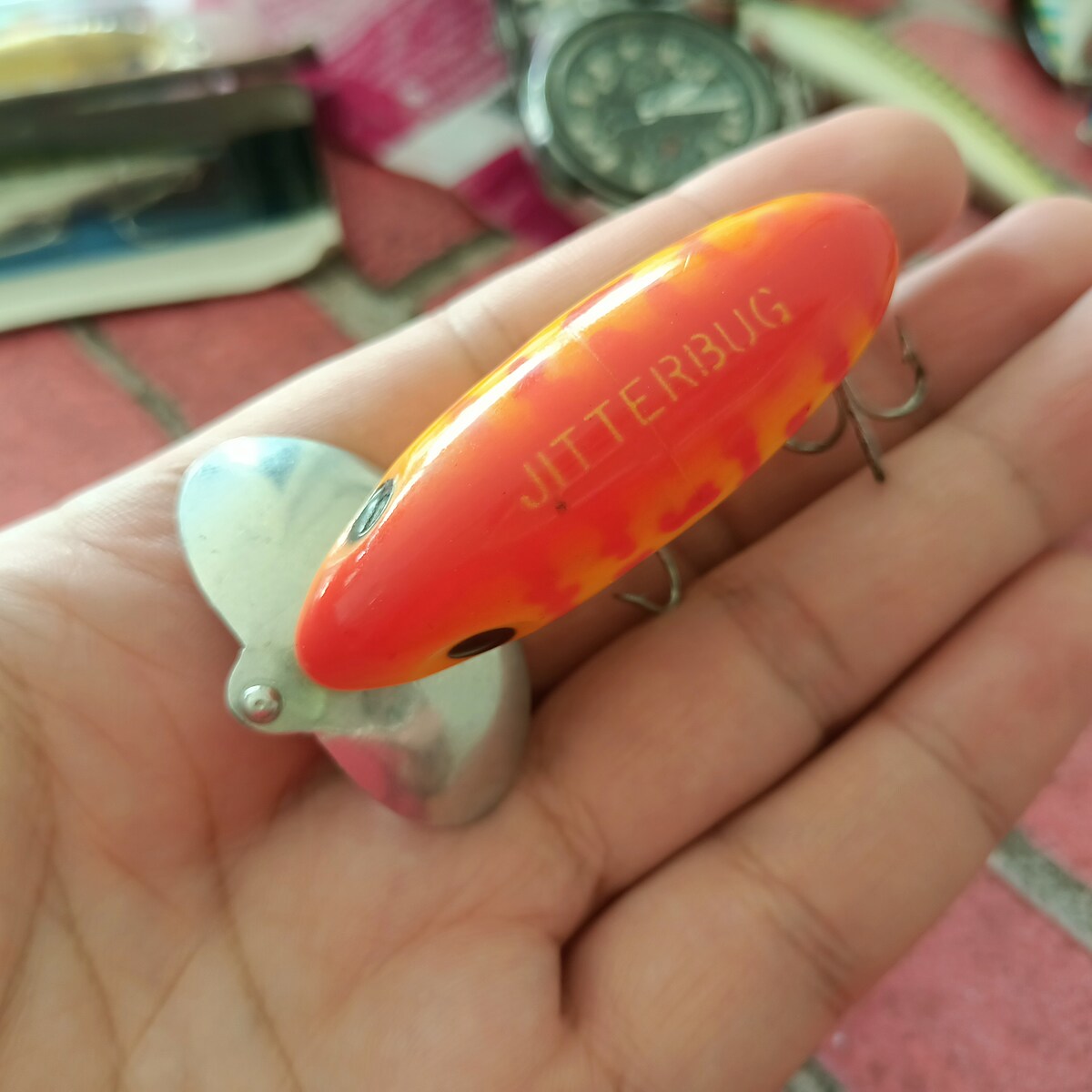 ✴️ ชนะ 3 รายการ ส่งฟรี ✴️ Jitterbug (หลังแดง)