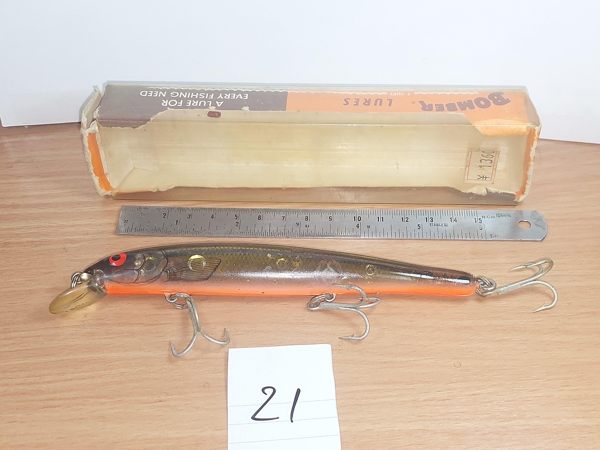   Dum fishing  LURE # 21      *******   BOMBER      ********