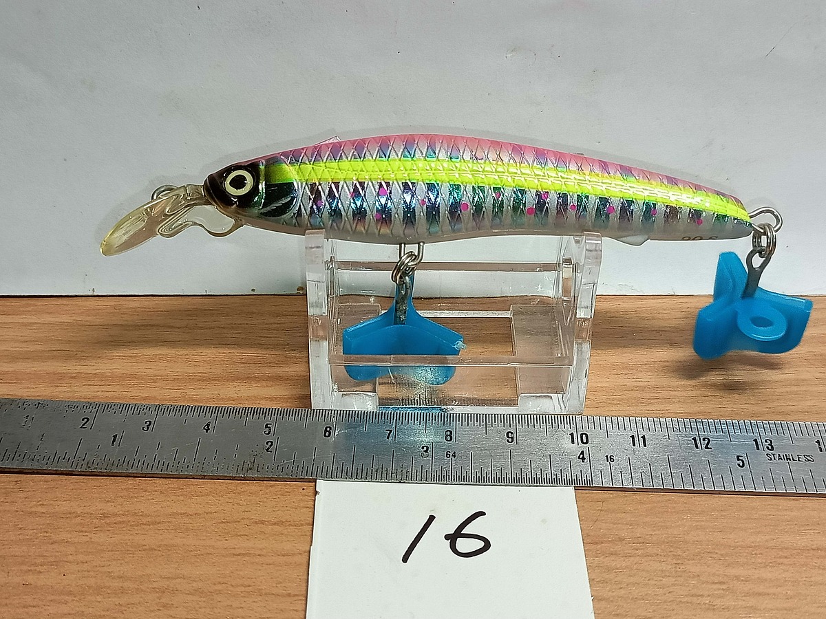   Dum fishing   **   LURE #    16  ATTACKER  CRANK BAIT 6041 S    **