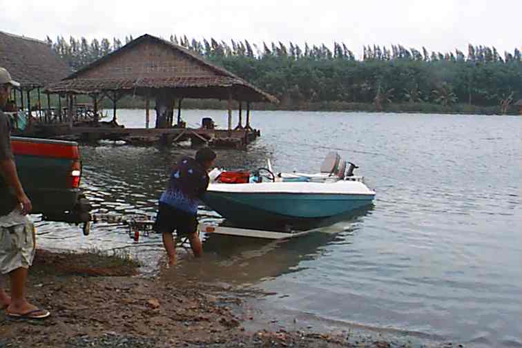  ปล่อยเรือลงน้ำครับ ดูบรรยากาศเหมือนไปเขื่อนเลยครับ โว๊ววววววว