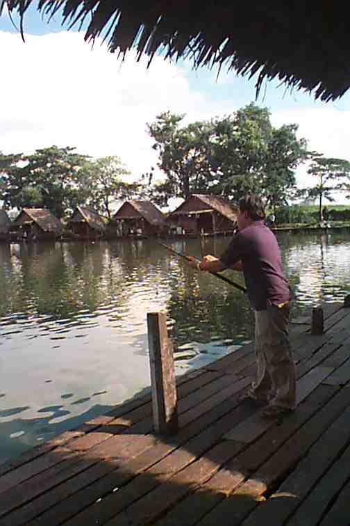  เมือไปถึงก็พบภาพของสายของเรา(ผีปลา) ที่ปลอมตัวเข้าไปกำลังทดสอบกำลังก่อนจาเข้าสู่สถานะการจริงครับ
 