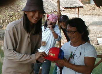 คุณลิ้ม อิอิ คนนี้ตกไม่ได้ปลาก็ยังได้หมวกทีมไดว่าจากCPSเลยอ่ะคับ...