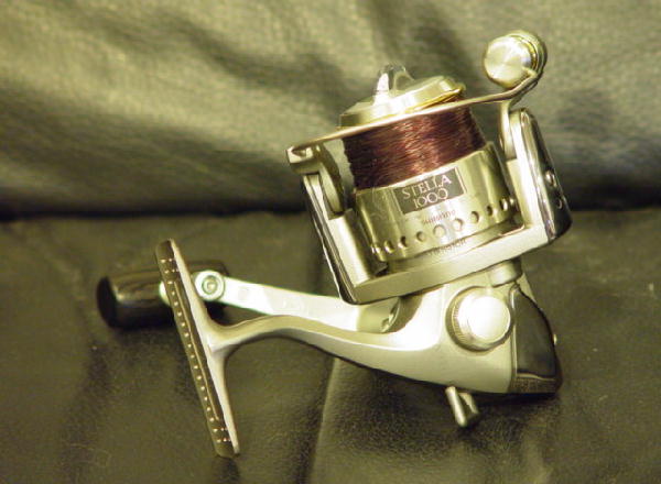 ตัวนี้ก็ใช้มานานครับ ซื้อตอนกรุงธนทำตลาด Shimano ช่วง5-6ปีที่แล้ว เป็นเวอร์ชั่นแรกของ Stella เลย ตัว