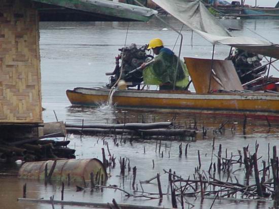 เรือเล่นวิดน้ำเรืออยู่อ่ะ   แทนที่จ