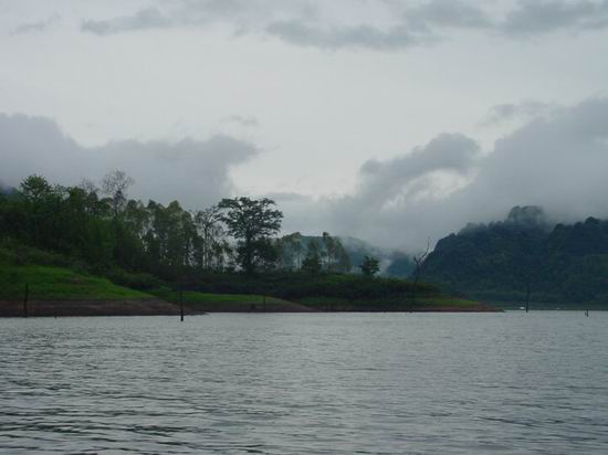 แต่พอได้ขึ้นเรือ เห็นบรรยากาศรอบตัวเราแล้วเป็นสุขจริง ๆ ต่างคนต่างคิดในใจกันว่าวันนี้เราคงเดินตีเหยื