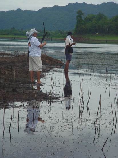 พอเจ้าอ๊อต ลูกชายลุงเหน่ง เอาเรือมารับพวกเรา(ได้เรือลำเดียว เนื่องจากตรงกับวันหยุดคนมาตกปลาเยอะมาก) 