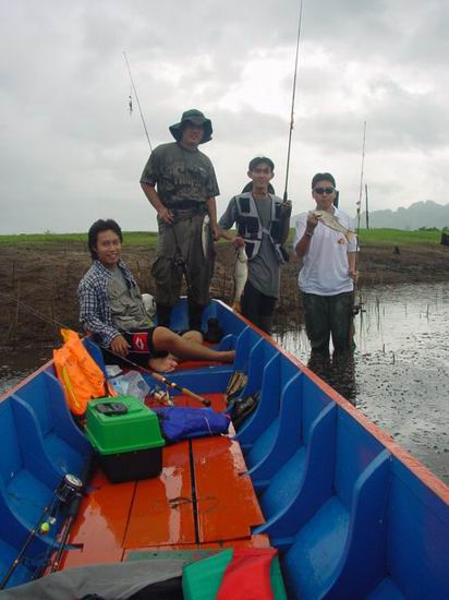 ในภาพ พี่เล็ก กับชะโดป๊อก  ใหม่กับกระสูบใหญ่ ใช้ได้เลย แล้วก็เอิร์ธกับกระสูบตัวแรก ๆ ในทริพนี้ครับ