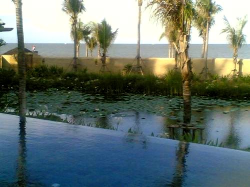 หลังห้องพัก มีสวนน้ำบ่อบัว... น่าตีป