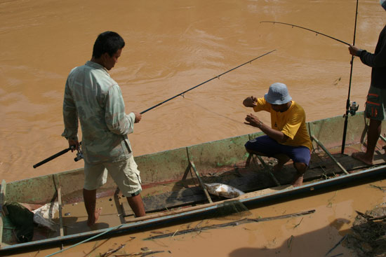 คู่นี้ต้องปลดปลากันบนเรืออ่ะครับ