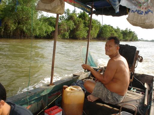 ว่าแล้วลุงยิ้มก็พาเราออกเรือมุ่งหน้าสู่หมายตกปลากันทันที ...  :cheer: