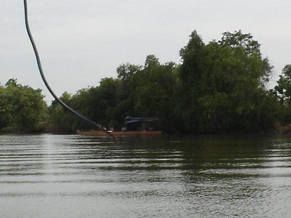 วิ่งเรือมาซักพักก็เห็นเรือพี่หยามจอดอยู่ลิบๆโน่น ... :smile: