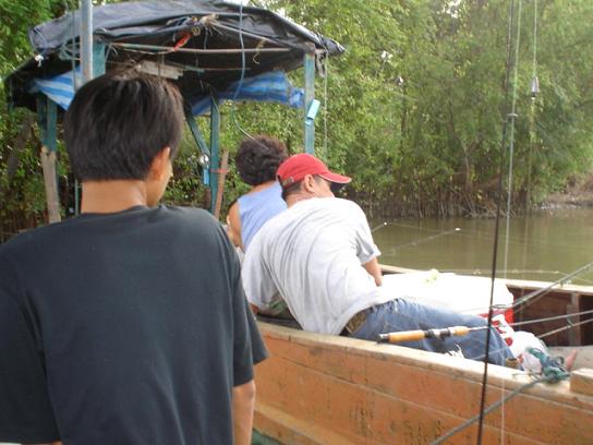 พอเรือเทียบกันสนิทดีแล้วเราก็ส่งเสบียงกัน ทักทายพี่แดงกับพี่หนิงแล้วผมก็ขอตัวไปตกปลามั่ง 