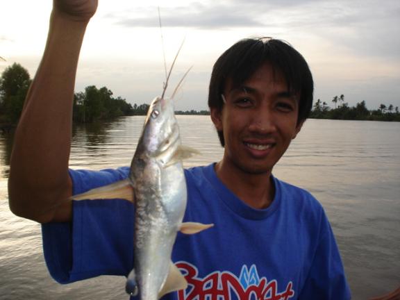    ลงเบ็ดได้ซักพักผมก็ตกเอาเจ้ากังต