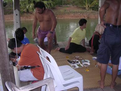 เผลอแผลบเดียวครับ     แกมานั่งจีบลูก