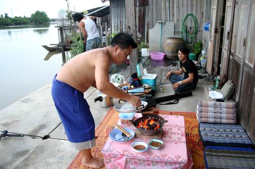 พี่ลีมาเตรียม "หมูย่างเกาหลี" อาหารแสนโปรดของบรรยากาศริมแม่น้ำแบบนี้ครับ 