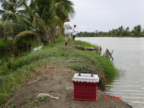 เรือจอดปั๊บ วางกล่องเบ็ด หวดกันทันที... :smile: :smile: :smile: