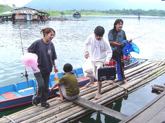 กลับมาถึงแพซักพัก เรือขนแห้วลำที่ส