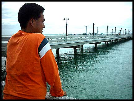 บรรยากาศสะพานแหลมบาลีฮาย ท้ายซอยว๊อคกิ้ง สตรีท สมกับเป็นสะพานเทียบเรือของเมืองท่องเที่ยวชั้นนำของโลก