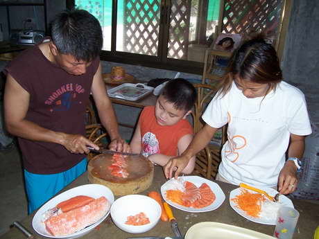 พี่หมูเตรียมอาหารมื่อค่ำมื้อสำคัญ ด้วยปลาแซมมอนที่หอบหิ้วติดมือมาฝาก :cheer: