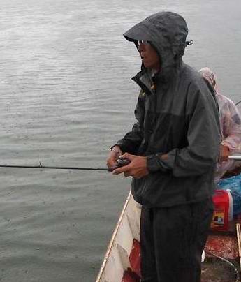 ขออภัยที่ถ่ายรูปมาน้อย ฝนตกอยู่ตลอดก็เลยห่วงกล้อง ขออณุญาติฝากถึงเพื่อนนักตกปลาด้วยว่าในช่วงหน้าฝน ห