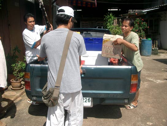 ช่วยกันลำเลียงสัมภารก ลงเรือที่น้ำเชี่ยว