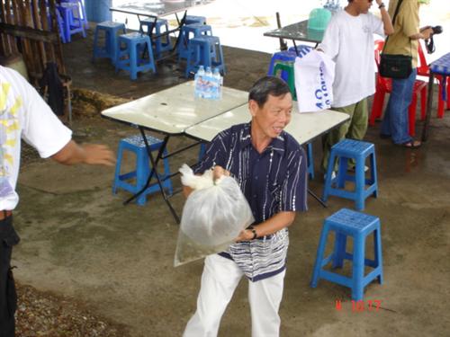 เฮียเจน ก็ช่วยขนอย่างแข็งขัน ..... :smile: :smile: