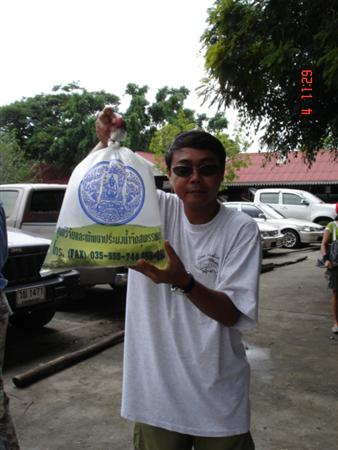 ประธานเต้ย ชูปลาม้า ที่ได้รับบริจา