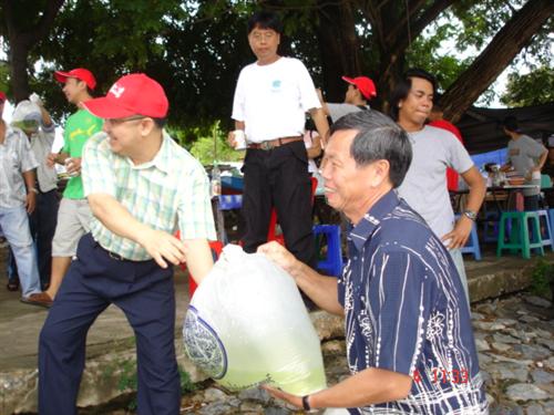 เฮียเจน กะน้าหมอ ก็ยังคงช่วยกันต่อ เอ้า..ฮึบบบ... :smile: