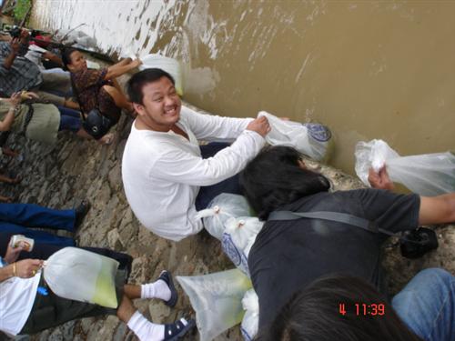 นี่คับ ผู้เสียสละ อุตส่าห์ตะบึงรถจาก กทม. ไปสุพรรณฯ รับลูกปลามา ปล่อยที่นี่...
         สังเกตุ ป้า