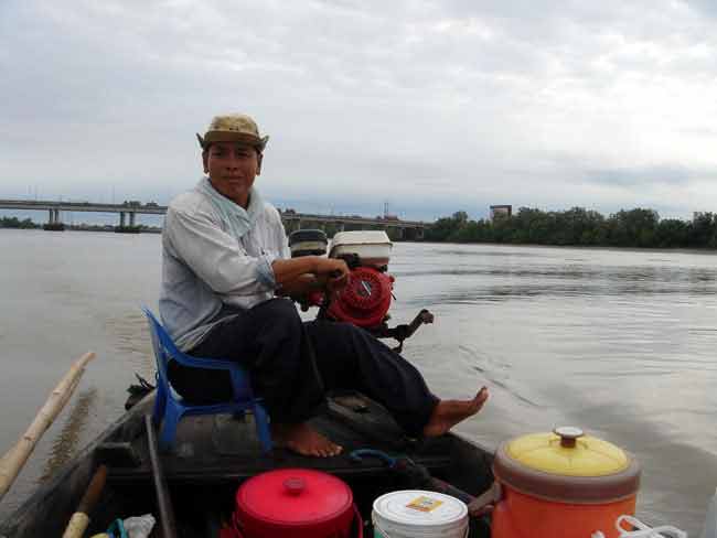 พี่นพครับ...กับตันเรือที่พาผมไปตกกุ้งทริปนี้
สังเกตุด้านหลังนั่นเป็นสะพานมอเตอร์เวย์เมื่อกี้ครับ
ข