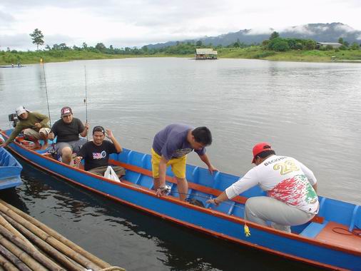 
                 น้าป้อ..............พาลูกทีมลงเรือไต๋แอ๊ด   เรือน้าป้อมี..............น้าต๊อบ  น้