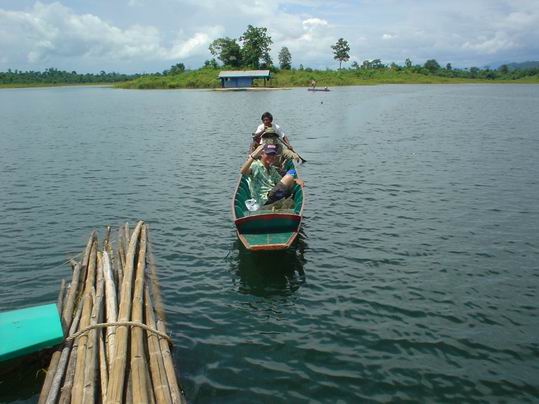 
              :cheer: :cheer:  สักพัก...................เรือของ น้าหมึก กับน้าบาส   ก็วิ่งเข้ามาก่