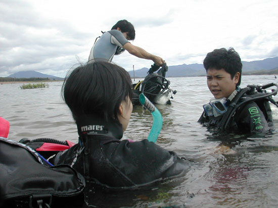 เรือจอดบนเกาะ ทำให้การใส่อุปกรณ์สะดวกขึ้นมาก 
คนขวามือคือผู้ที่นำภาพใต้น้ำมาให้เราได้ชมกัน