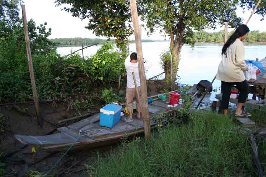 พอมาถึงบ้านไต๋เราก้อรีบขนของลงเรือกันเลยคับ