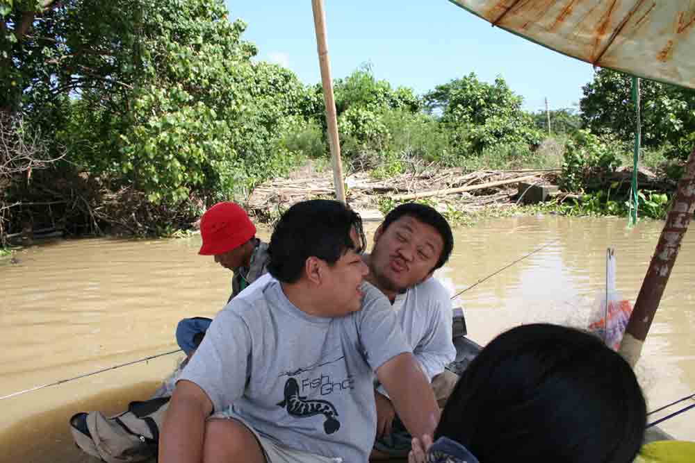 "เราได้กุ้งกันคนละตัวแล้วนะน้าเทียม"  "เก่งจังเลยน้าผีจ๋า ให้จุ๊บทีนึง จุ๊บๆๆๆ"  แหวะ :sad: