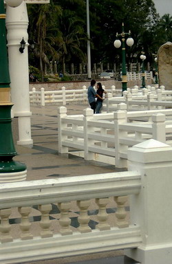 แหลมแท่น เป็นส่วนหนึ่งของหาดบางแสน  ตำบลแสนสุข อำเภอเมือง จังหวัดชลบุรี   20000  ครับ   :laughing: :