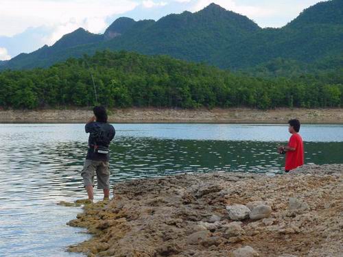 หลังจากที่เราเฝ้าดู การจั่วกระสูบของเรือพี่สุธี กันอยู่แบบอิจฉานิด ๆ เราก็ทนไม่ไหว เอาเรือไปใกล้ ๆ เ