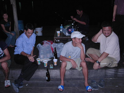 พวกอัด  ก้ออัดไป  พวกดริ๊ง  ก้อ ดริ๊งไป  แซวกันเป็นที่สนุกสนาน