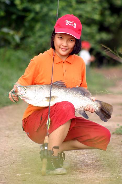 เทียบกับภาพที่สูงเกิน 550 จะถูกบีบ ทำให้เนื้อภาพยับ