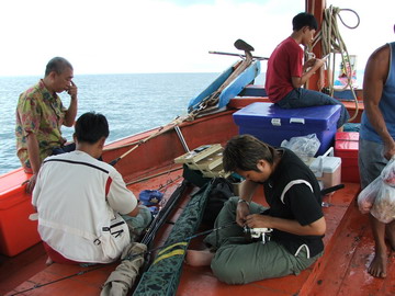 ช่วงเรือวิ่ง..ทุกคนก็เตรียมอุปกรณ์ของตัวเองกันครับ..ทุกคนก็เน้นไปที่อุปกรณ์ล่าอินทรีย์เป็นหลัก..มากํ