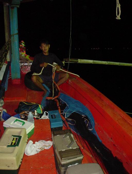 คุณป๋อม...........( เด็กเรือของพี่อ้วน )   :kiss: :kiss: :kiss:  นั่งรอเวลาการช้อนหมึกครับ  :cheer: 