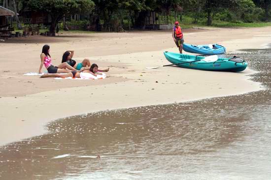 สาว ๆ นอนอาบแดดอ่อน ๆ อยู่ชายหาด  อีกด้านของหาด  แต่ไงน้าดั๋ยเวลาเลิกเล่นคยัคถึงต้องเอาไปจอดใกล้ ๆ ต