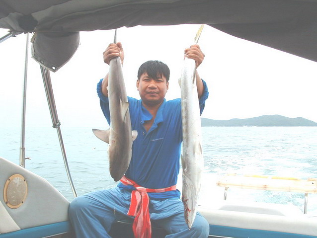 ชาวระยองจับปลา2มือ.....เพื่อนร่วมก้วนลงเรือด้วยกันที่ระยองเป็นชาวระยองโดยกำเนิดนามว่า..ฝน :laughing: