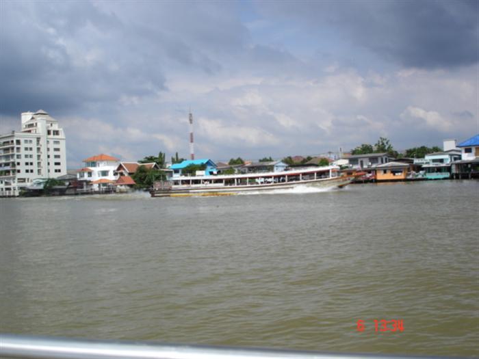 อุปสรรคในการขับเรือเที่ยวของเรา คือเรือโดยสายที่มักฉวัดเฉวียน รับส่งลูกค้า สร้างคลื่นให้พวกเราอิ่มท้