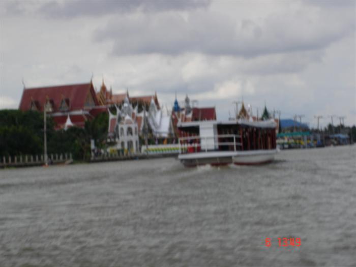 เรือโดยสาร เวลาเราจะขับ แซง ควรหาจังหวะให้ดีๆ ตัดคลื่นที่กระจายตามหลังมาให้มีจังหวะ เรือจะไม่กระเทือ