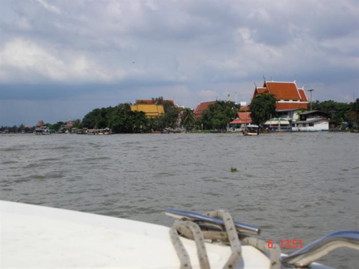 ภาพวัดริมน้ำ อีกมุมหนึ่ง ที่สวยงาม ต้นไม้ปกคลุมเขียวครึ้ม แสดงถึงความอุดมสมบูรณ์ของสายน้ำ และ ศาสนาข