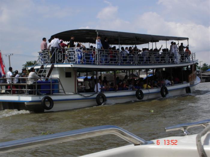 เรือนำเที่ยวชมสายน้ำมีหลายระดับราคาให้เลือก นี่ก้อีกทางเลือกหนึ่งของกรุ๊ปทัวรืชุดใหญ่ราคาประหยัด....