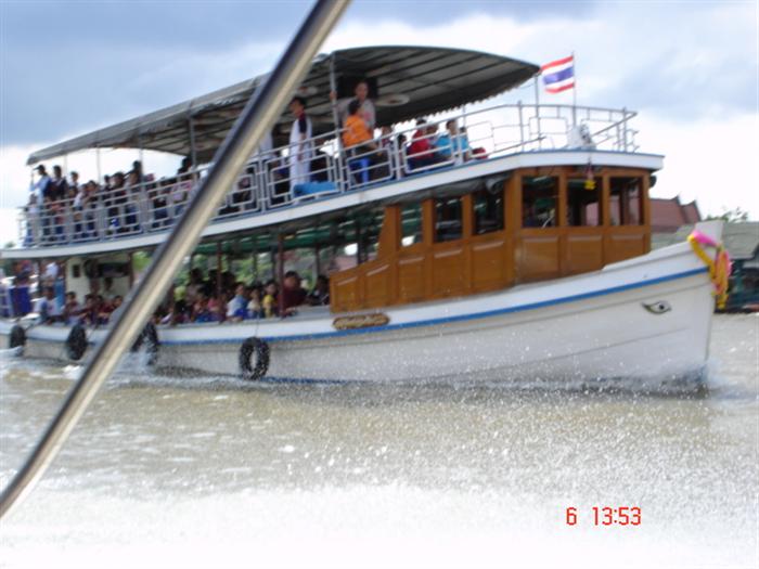 เหล่านักโดยสารเรือ เมื่อมองเห้นนายแบบ พระเอก ของเรา ก้โห่ร้องทักกันเกรียววววว....... โบ๋วรรรร เอ้ย..