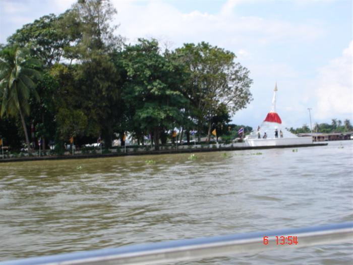 แยกสุดฮิต เกาะเกร็ด แหล่งท่องเที่ยวทำเงินของที่นี่....
          ไม่เคยขาดนักท่องเที่ยว แม้ยามวันธร