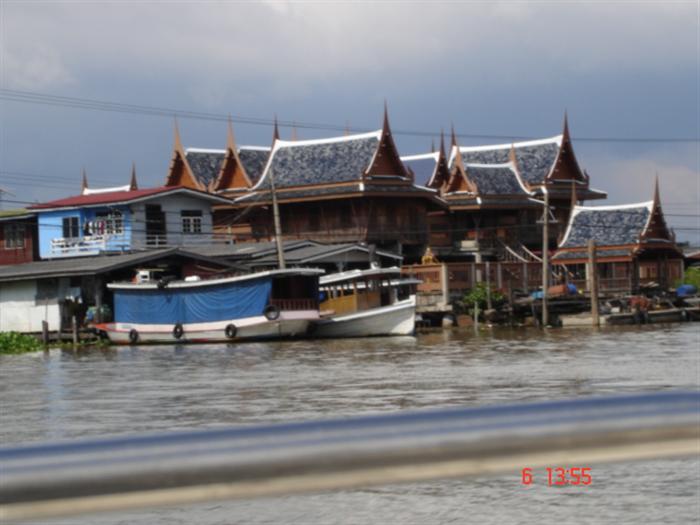 อยากมีบ้านแบบนี้จังเลยคับ ทรงไทยเป็นเรือนหมู่ ริมน้ำแบบนี้... :love: :love: